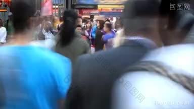 纽约市拥挤的人行横道的时间镜头
